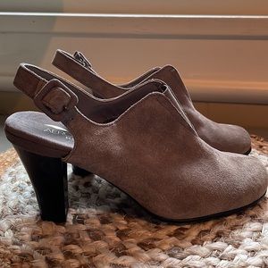 NIB AEROSOLES Gray 🩶 Suede Sling Back Heel in size 6.5M